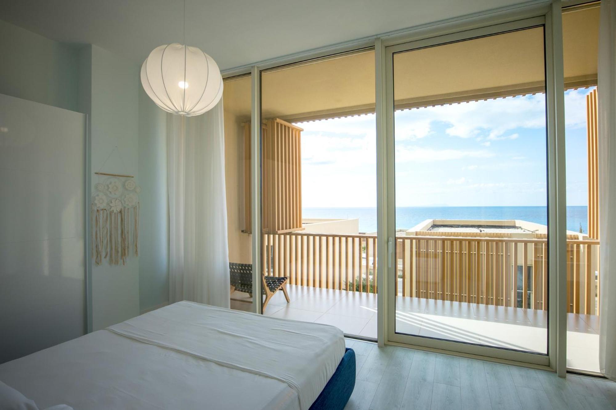 Green Coast Otel Palasë Dış mekan fotoğraf
